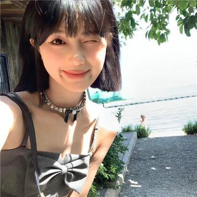 泳池怪诞